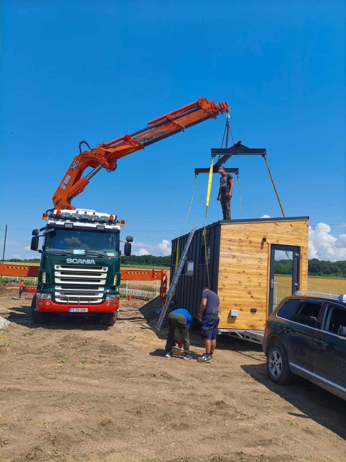 Ridicare și transport containere și case modulare cu macara